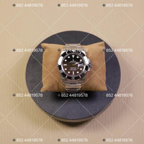 Rolex Submariner series black dial with date display, 41mm case, 40mm lug diameter